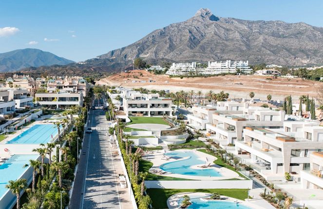 Vista exterior de Àtic en venda en Marbella amb Aire condicionat, Parquet i Terrassa