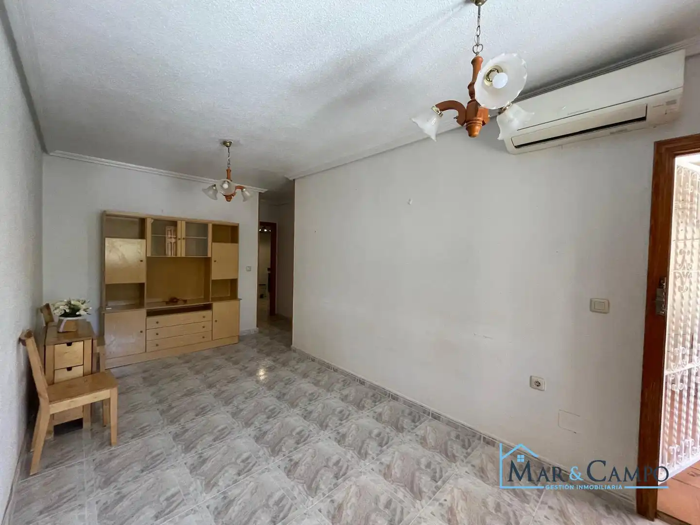 Sala d'estar de Casa adosada en venda en Los Alcázares amb Aire condicionat, Jardí privat i Moblat