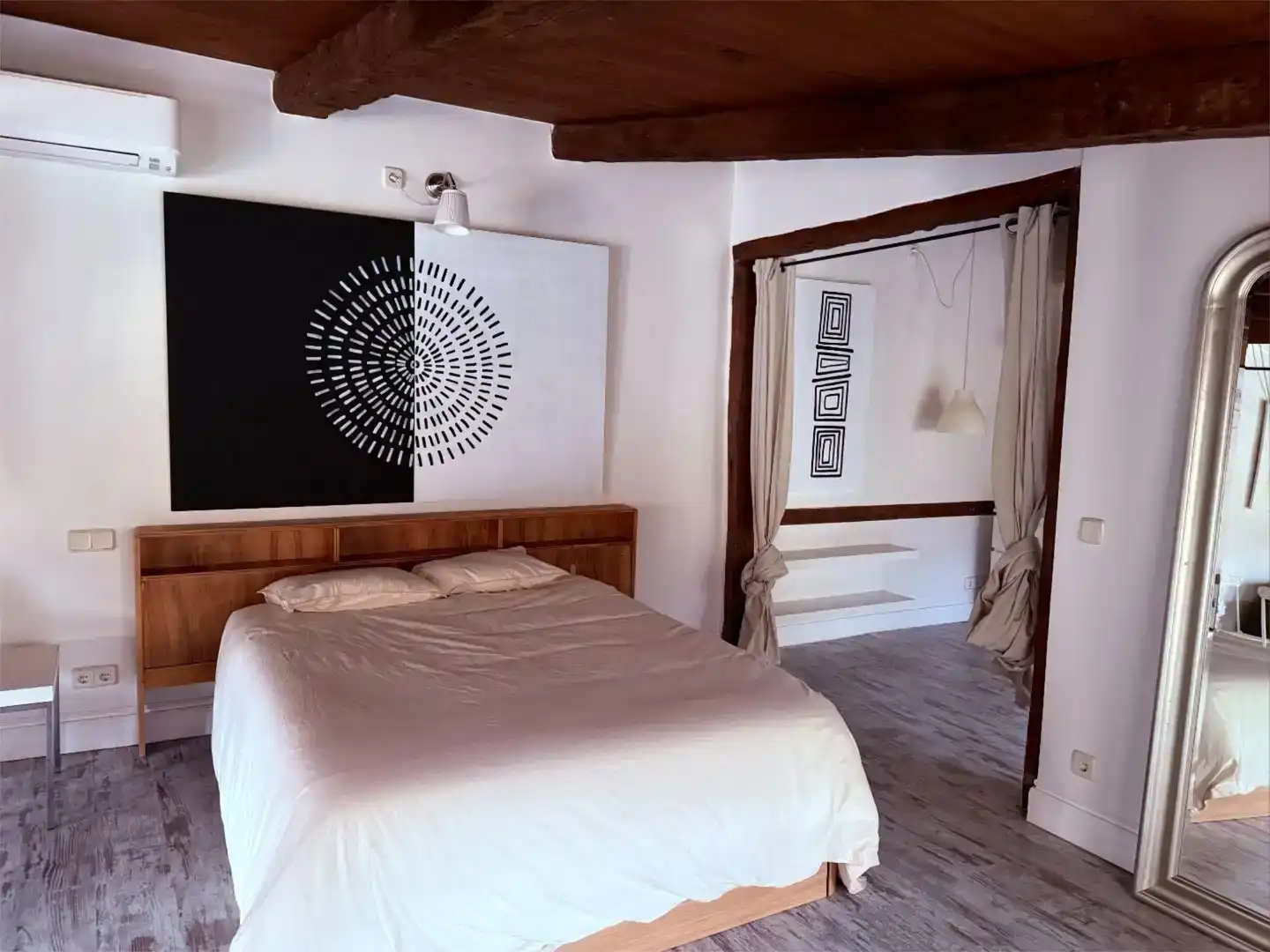 Schlafzimmer von Dachboden zur Miete in Madrid mit Klimaanlage und Möbliert
