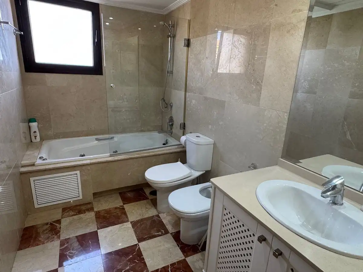 Baño de Apartamento en venta en Sotogrande con Aire acondicionado, Terraza y Trastero