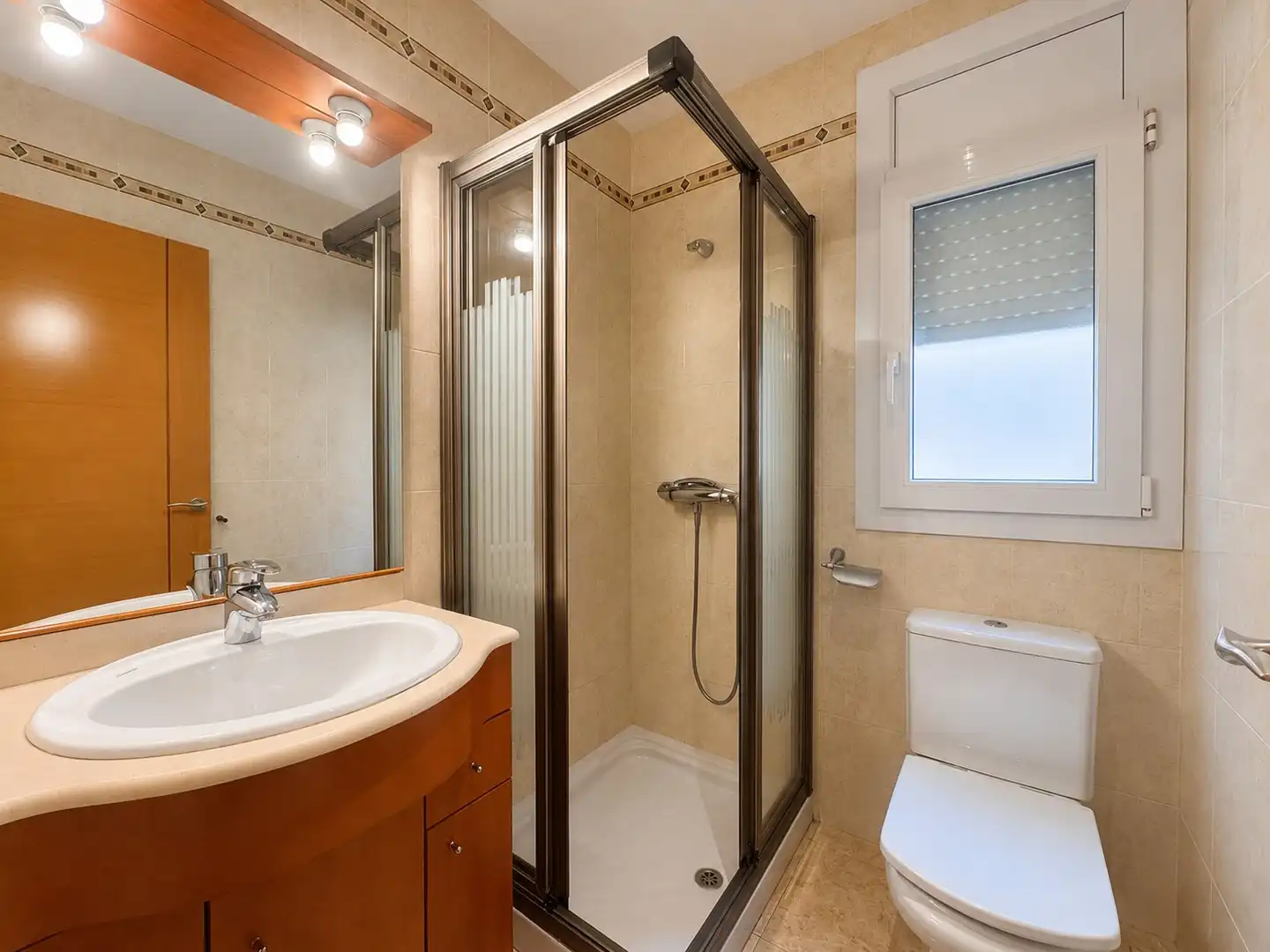 Badezimmer von Einfamilien-Reihenhaus zum Verkauf in L'Escala mit Klimaanlage und Terrasse