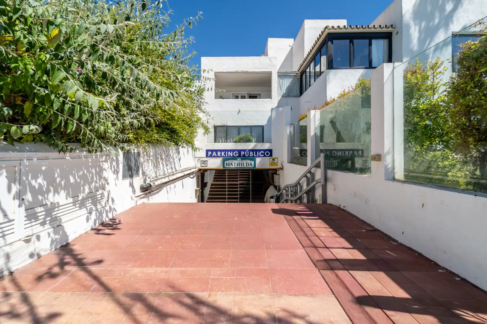 Vista exterior de Local en venta en Nueva Andalucía
