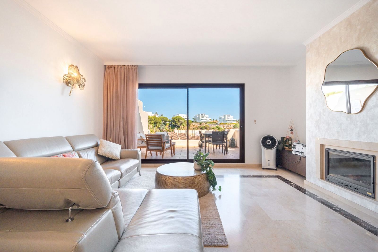 Sala de estar de Ático en venta en Benahavís con Aire acondicionado, Terraza y Amueblado