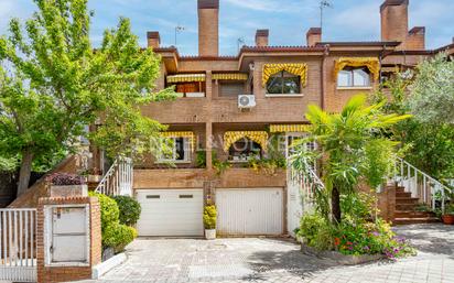 Exterior view of Single-family semi-detached for sale in Majadahonda  with Swimming Pool