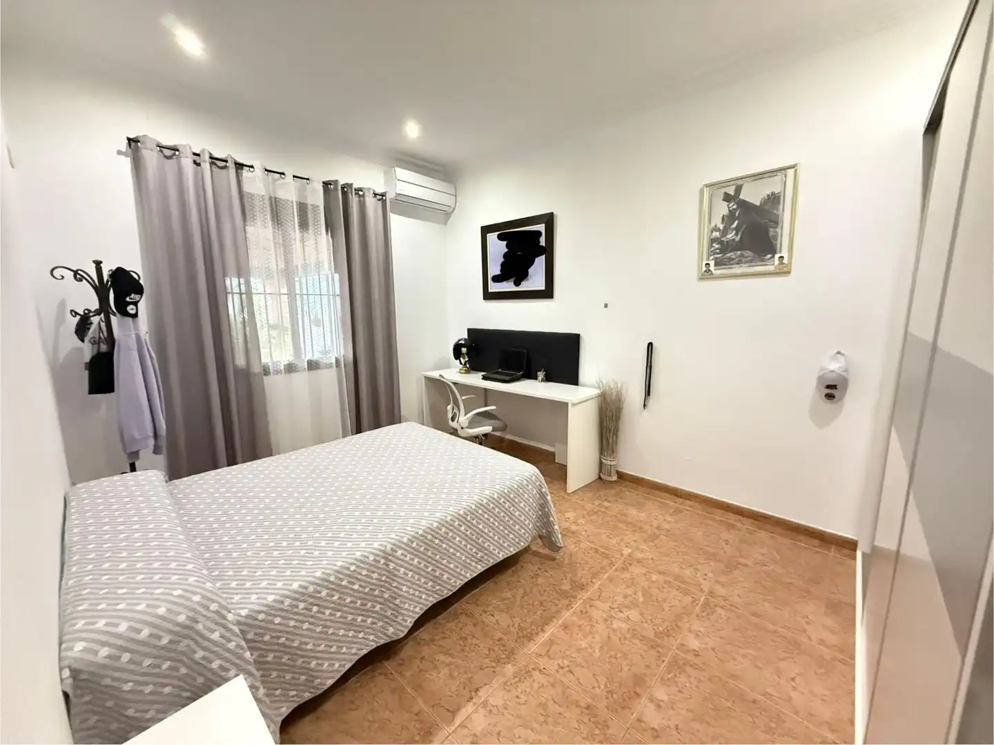 Dormitori de Finca rústica en venda en Alameda amb Aire condicionat, Jardí privat i Terrassa