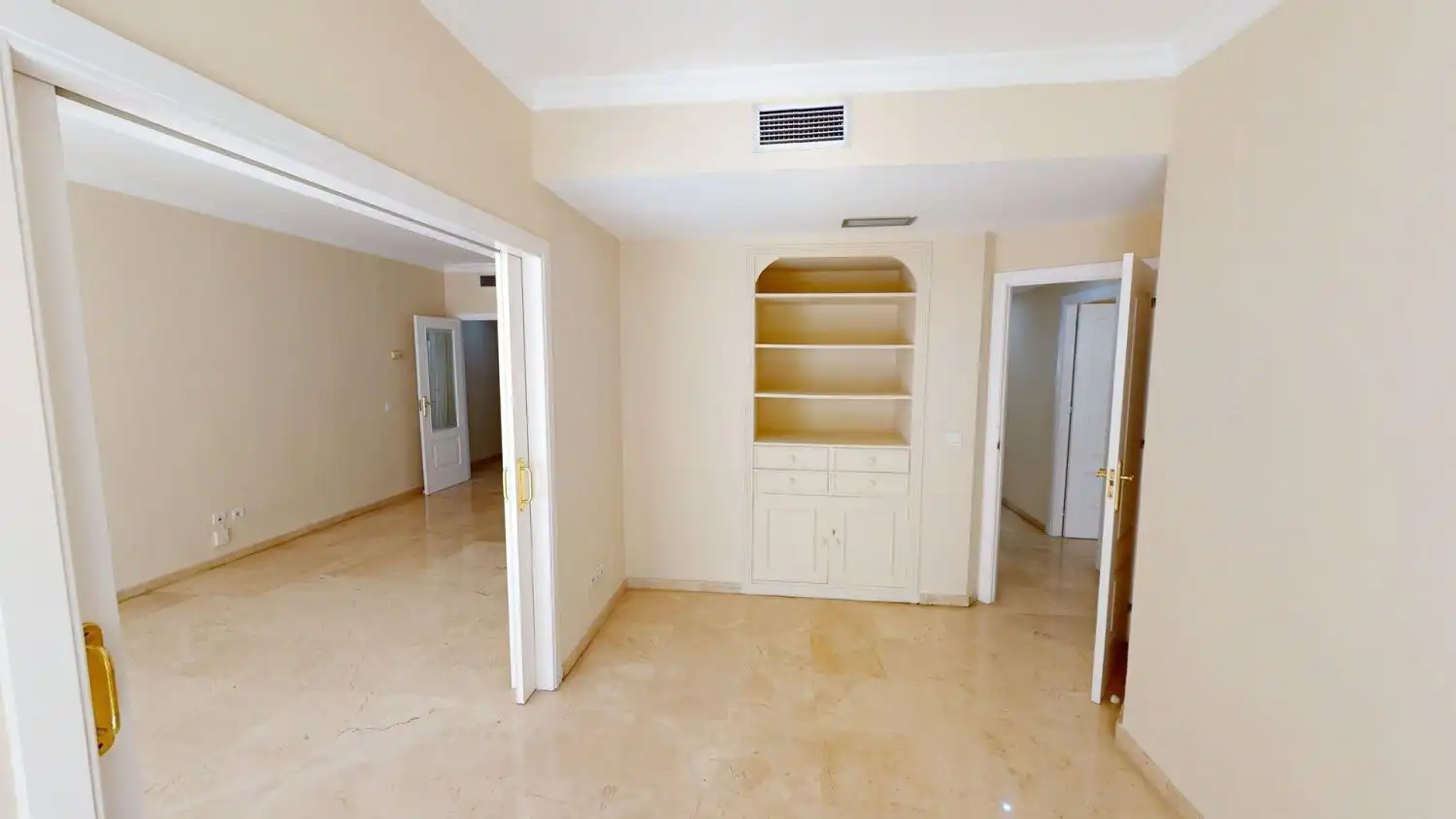 Flat for rent in Sevilla  with Air Conditioner, Heating and Storage room