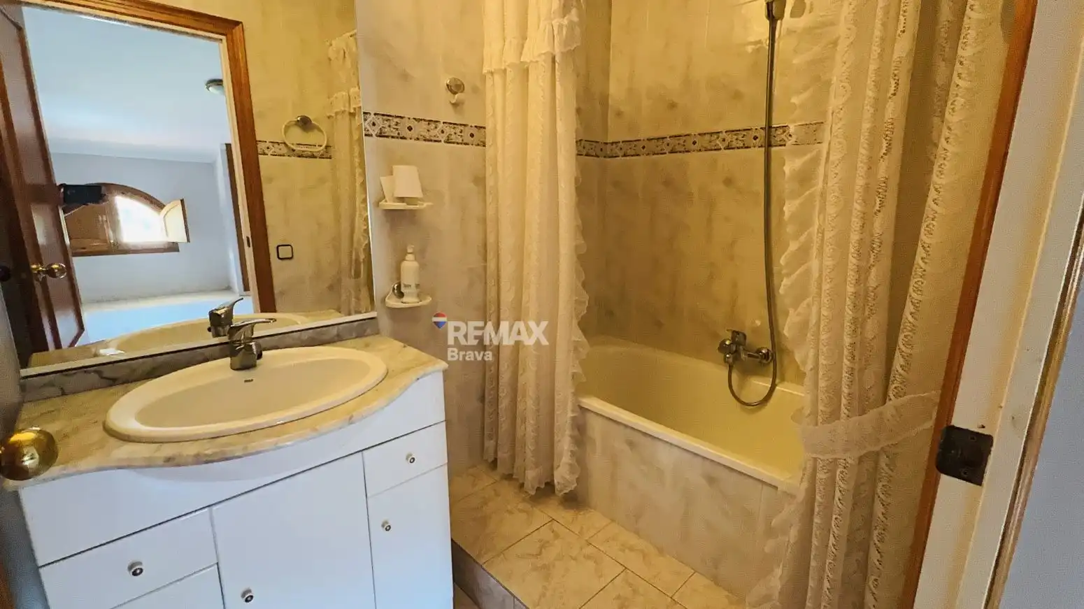 Bany de Casa o xalet en venda en Amer amb Jardí privat, Terrassa i Traster
