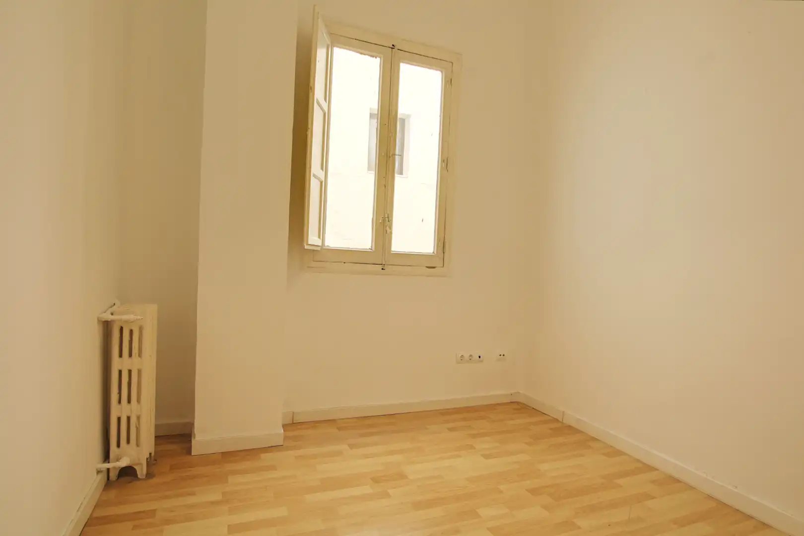 Schlafzimmer von Büro zur Miete in Madrid mit Heizung