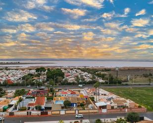 Vista exterior de Casa o xalet en venda en Torrevieja amb Aire condicionat, Calefacció i Jardí privat