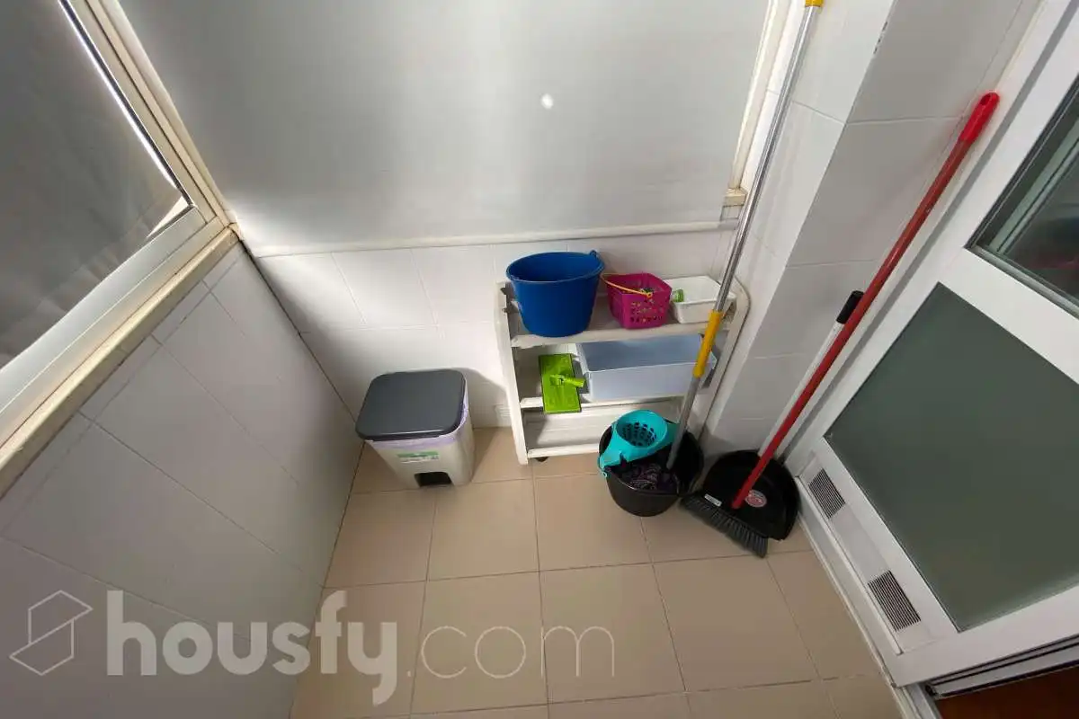 Badezimmer von Wohnung zur Miete in Sevilla mit Klimaanlage, Heizung und Terrasse