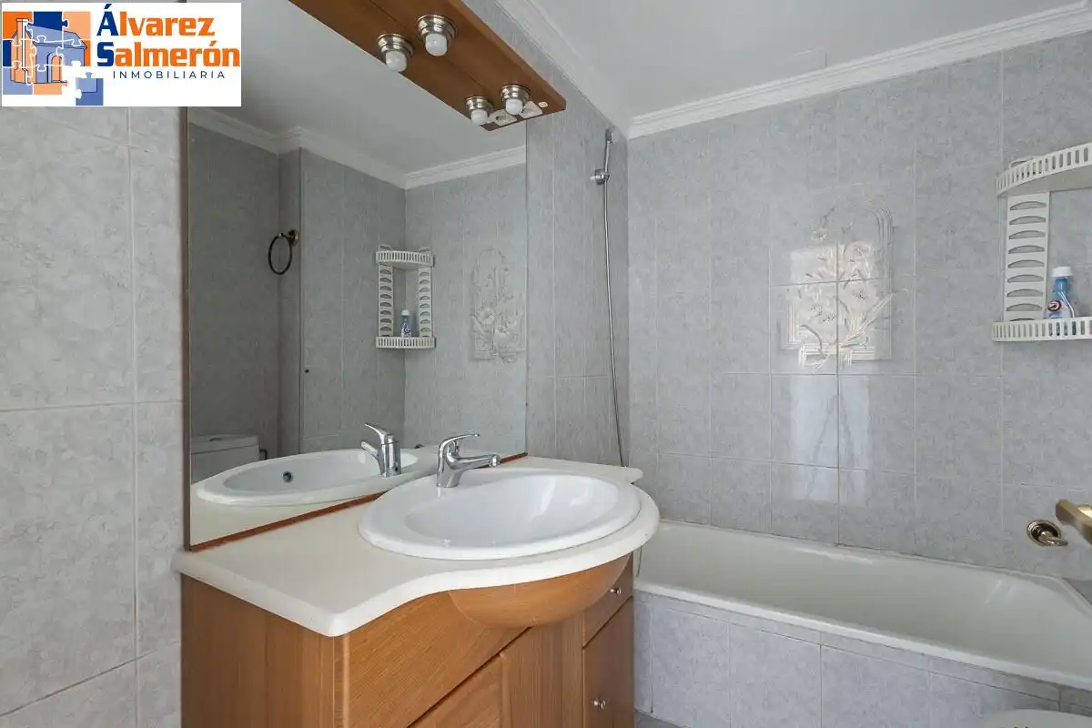 Bathroom of Flat for sale in Granada  with Air Conditioner, Heating and Terrace