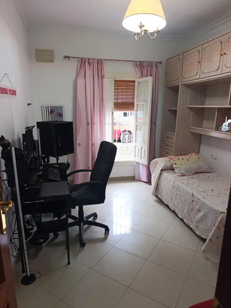 Schlafzimmer von Einfamilien-Reihenhaus zum Verkauf in Utrera mit Klimaanlage