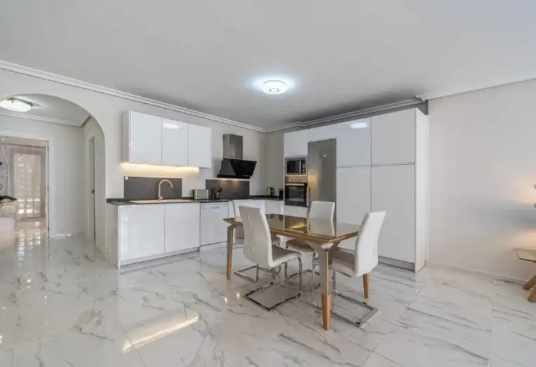 Küche von Wohnung zum Verkauf in Marbella mit Klimaanlage, Heizung und Privatgarten
