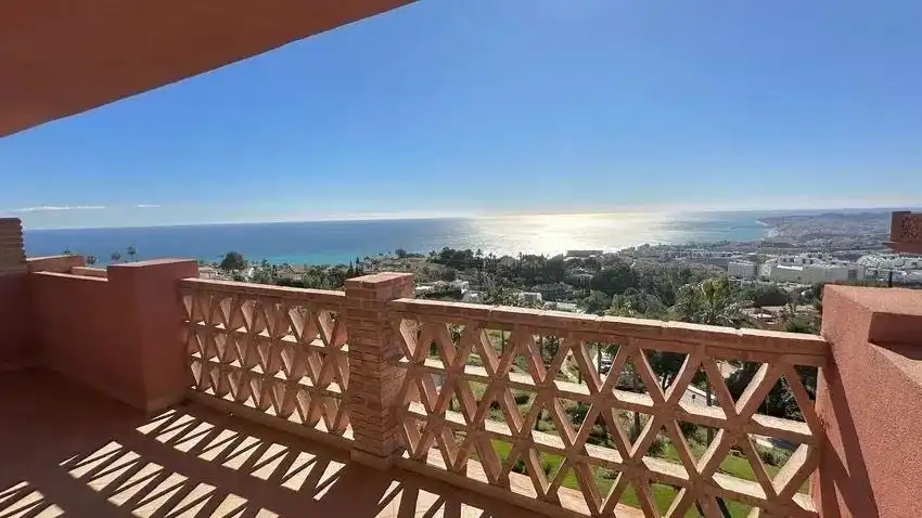 Außenansicht von Maisonette zum Verkauf in Fuengirola mit Klimaanlage, Privatgarten und Terrasse