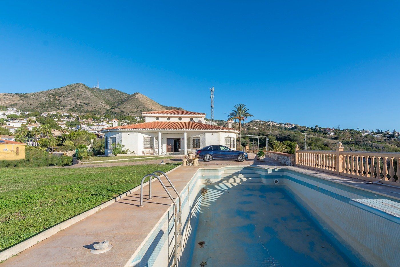 Vista exterior de Casa o xalet en venda en Benalmádena amb Jardí privat, Terrassa i Traster