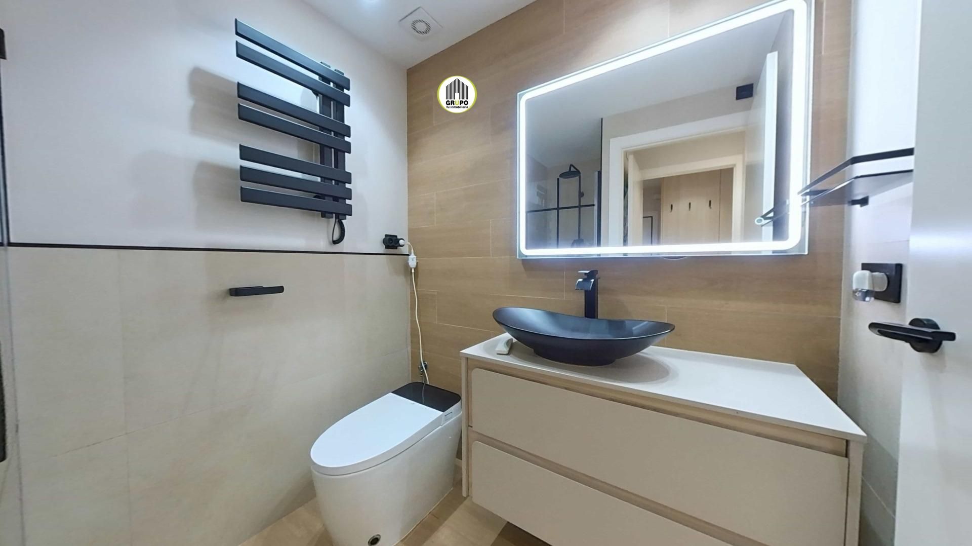Bathroom of Planta baja for sale in Cornellà de Llobregat  with Air Conditioner and Furnished