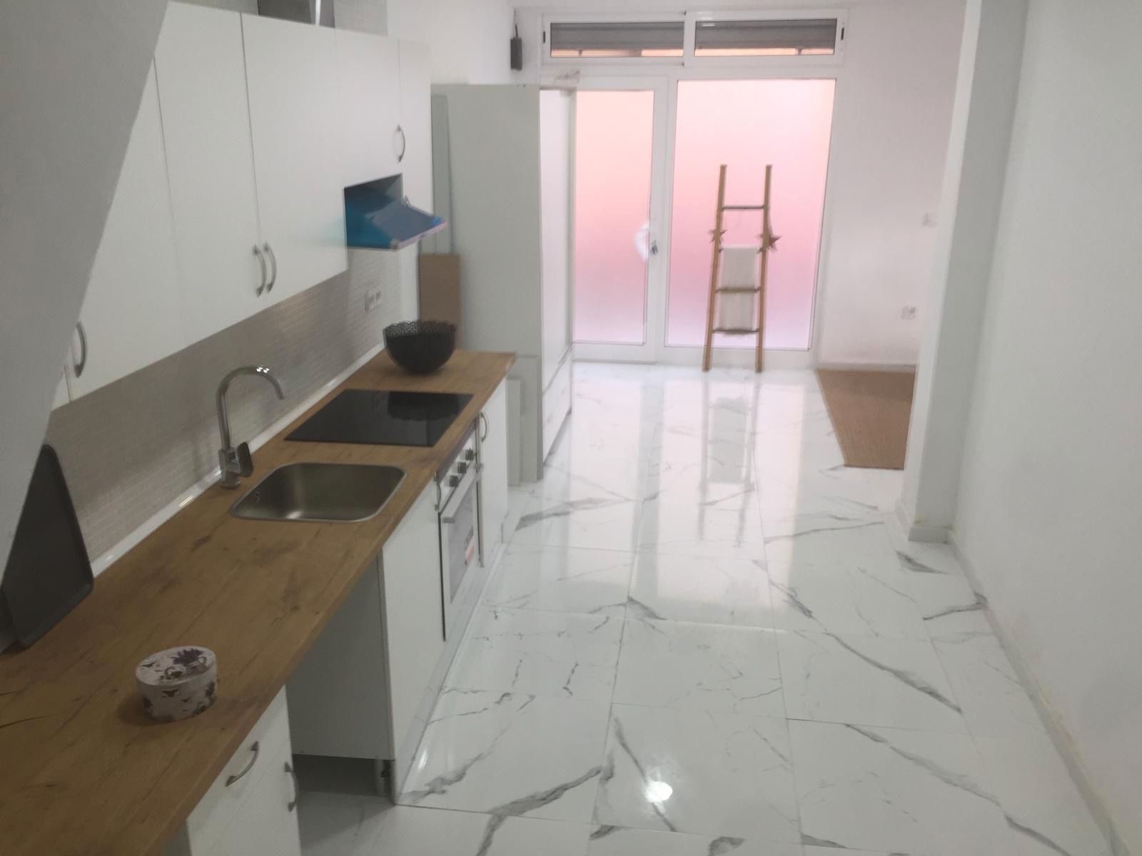 Cuina de Local en venda en Badalona amb Moblat