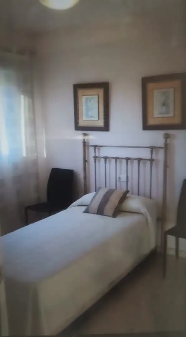 Dormitori de Àtic de lloguer en Motril amb Aire condicionat, Calefacció i Jardí privat