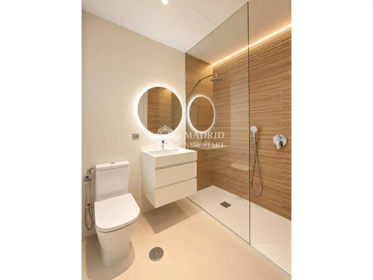 Bathroom of Flat for rent in Madrid  with Air Conditioner, Heating and Parquet flooring