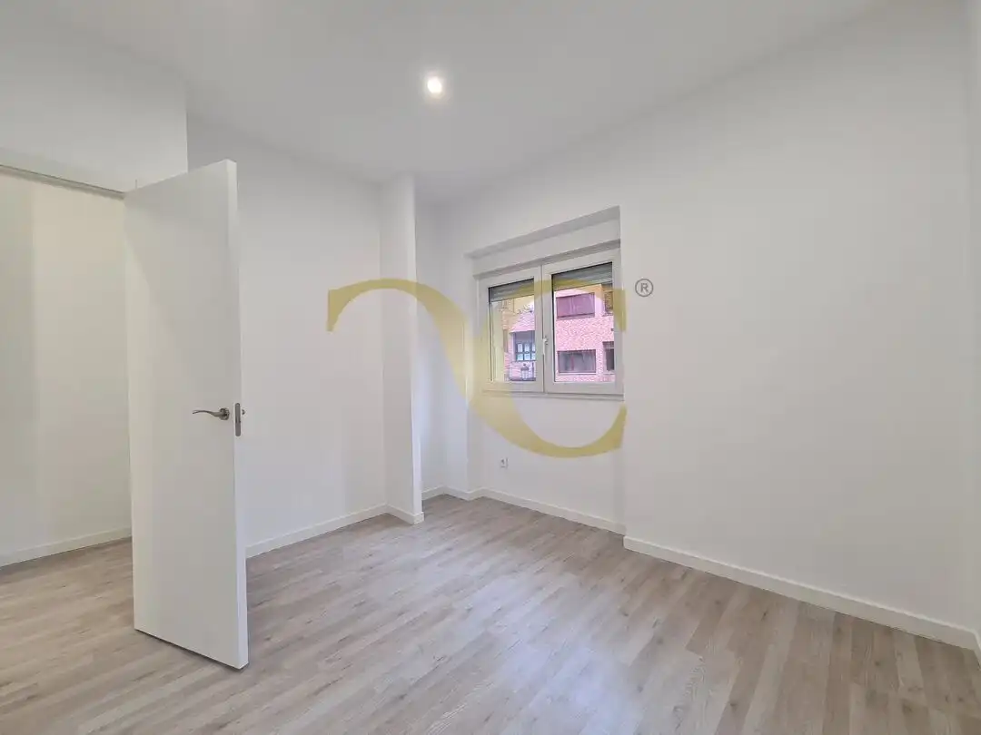 Dormitori de Pis en venda en Oviedo  amb Calefacció i Jardí privat