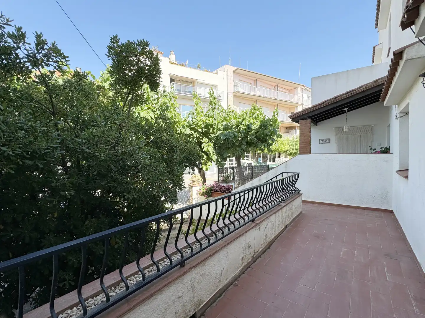 Vista exterior de Casa adosada en venta en L'Escala con Jardín privado, Terraza y Amueblado