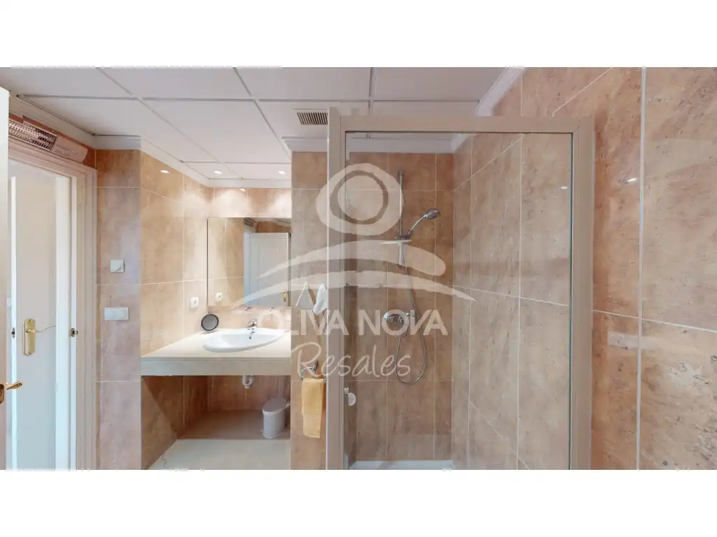 Bathroom of Attic for sale in Oliva  with Terrace, Swimming Pool and Furnished