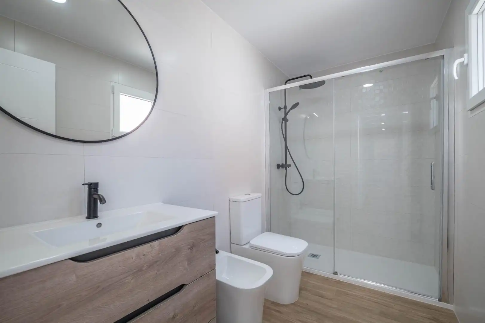 Badezimmer von Dachboden zum Verkauf in Granada mit Klimaanlage, Heizung und Terrasse