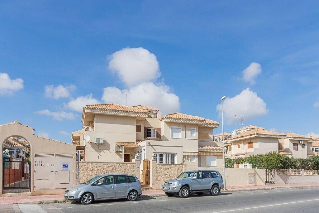 Exterior view of Single-family semi-detached for sale in Orihuela  with Air Conditioner, Heating and Private garden