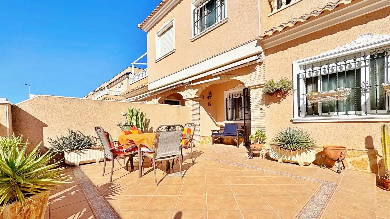 Maison mitoyenne avec piscine à vendre à Calle Comino