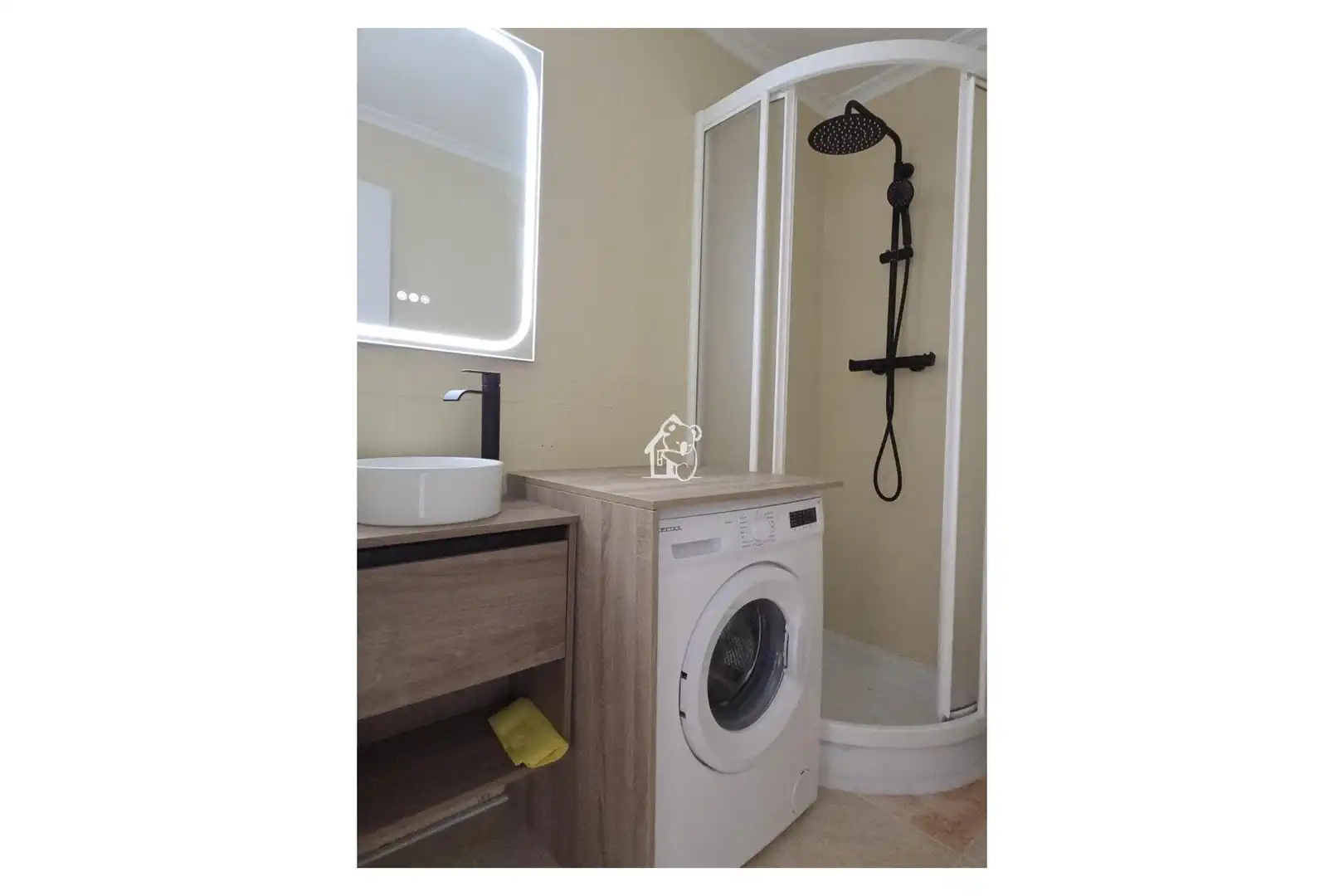 Bany de Apartament de lloguer en Torrevieja amb Aire condicionat, Terrassa i Moblat