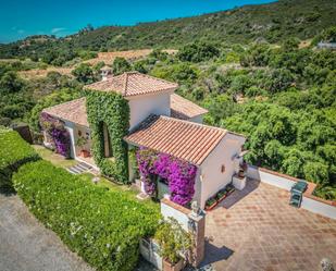 Vista exterior de Casa o xalet en venda en Estepona amb Calefacció, Jardí privat i Terrassa