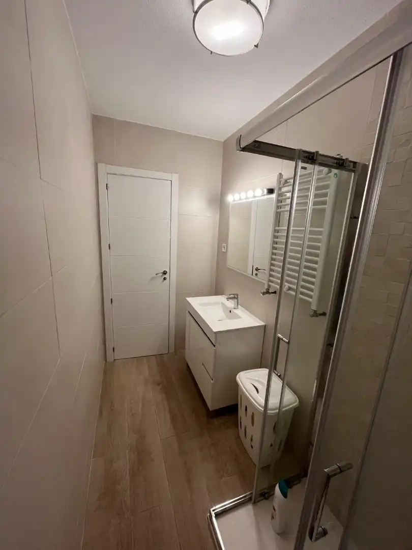 Badezimmer von Einfamilien-Reihenhaus zur untervermieten in Villanueva de la Cañada mit Heizung, Privatgarten und Parkett