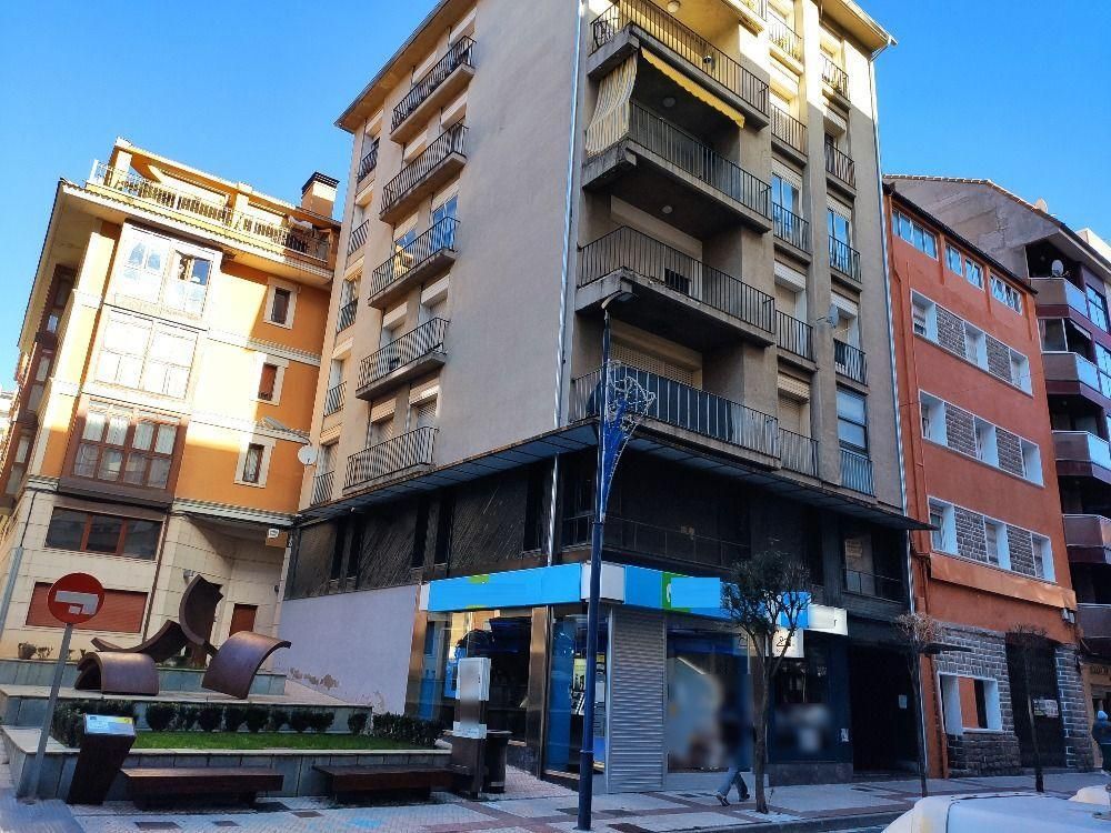 Vista exterior de Local en venda en Sabiñánigo amb Terrassa