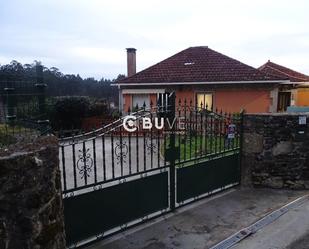 Vista exterior de Casa o xalet en venda en Moraña amb Calefacció, Jardí privat i Parquet