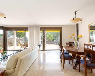 Sala d'estar de Casa o xalet en venda en Castelldefels amb Aire condicionat, Calefacció i Jardí privat