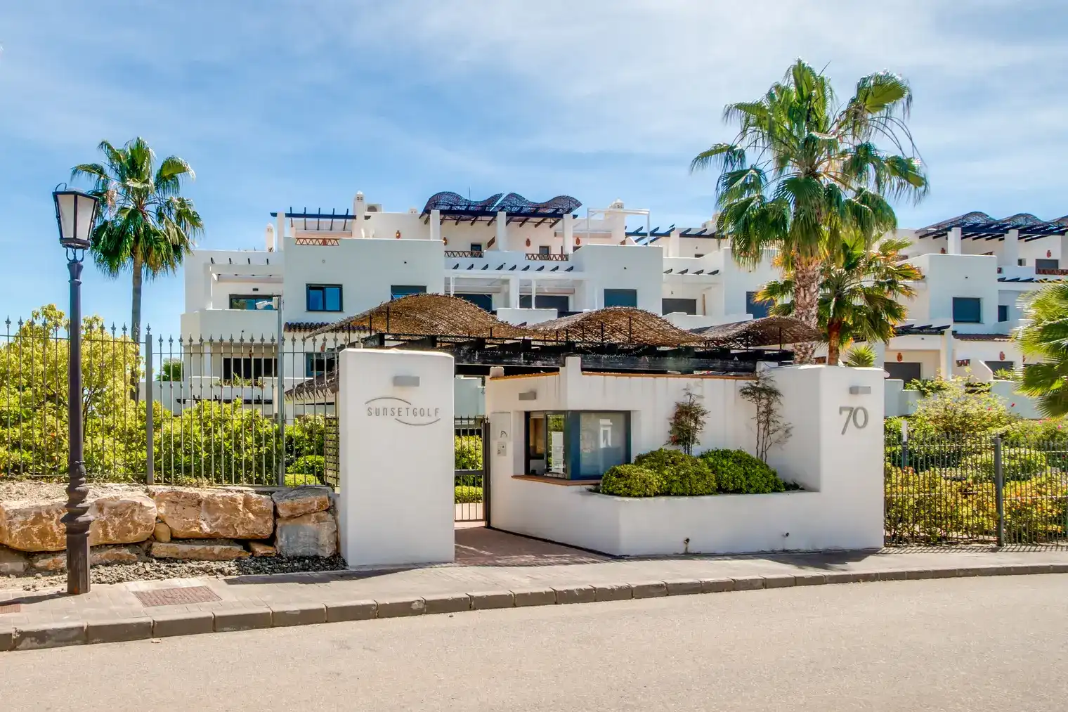 Vista exterior de Casa adosada en venta en Estepona con Aire acondicionado, Calefacción y Terraza