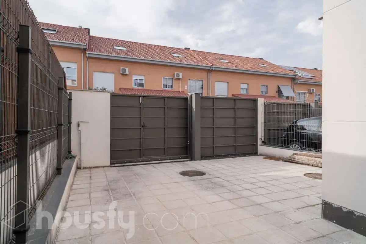 Vista exterior de Casa o xalet en venda en Villalbilla amb Aire condicionat, Calefacció i Jardí privat