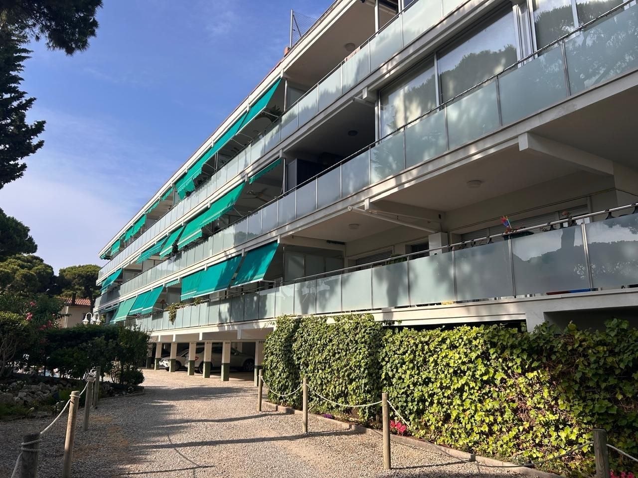 Vista exterior de Pis de lloguer en Castelldefels amb Parquet i Balcó