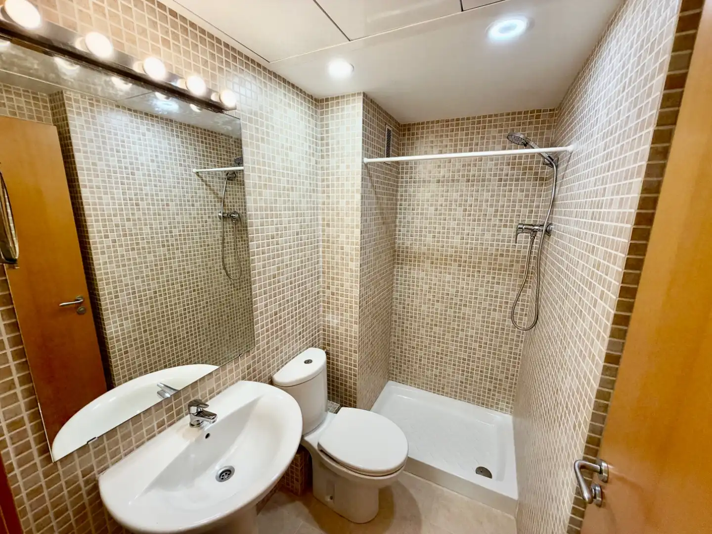 Bathroom of Flat for rent in  Barcelona Capital  with Air Conditioner, Terrace and Balcony