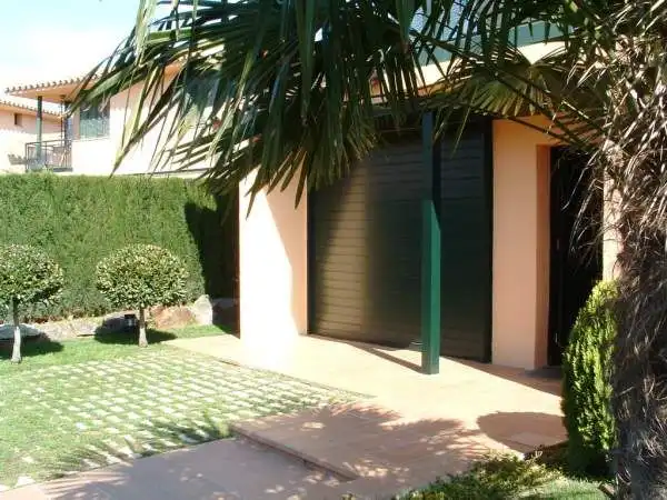 Außenansicht von Einfamilien-Reihenhaus zum Verkauf in Navata mit Heizung, Privatgarten und Terrasse