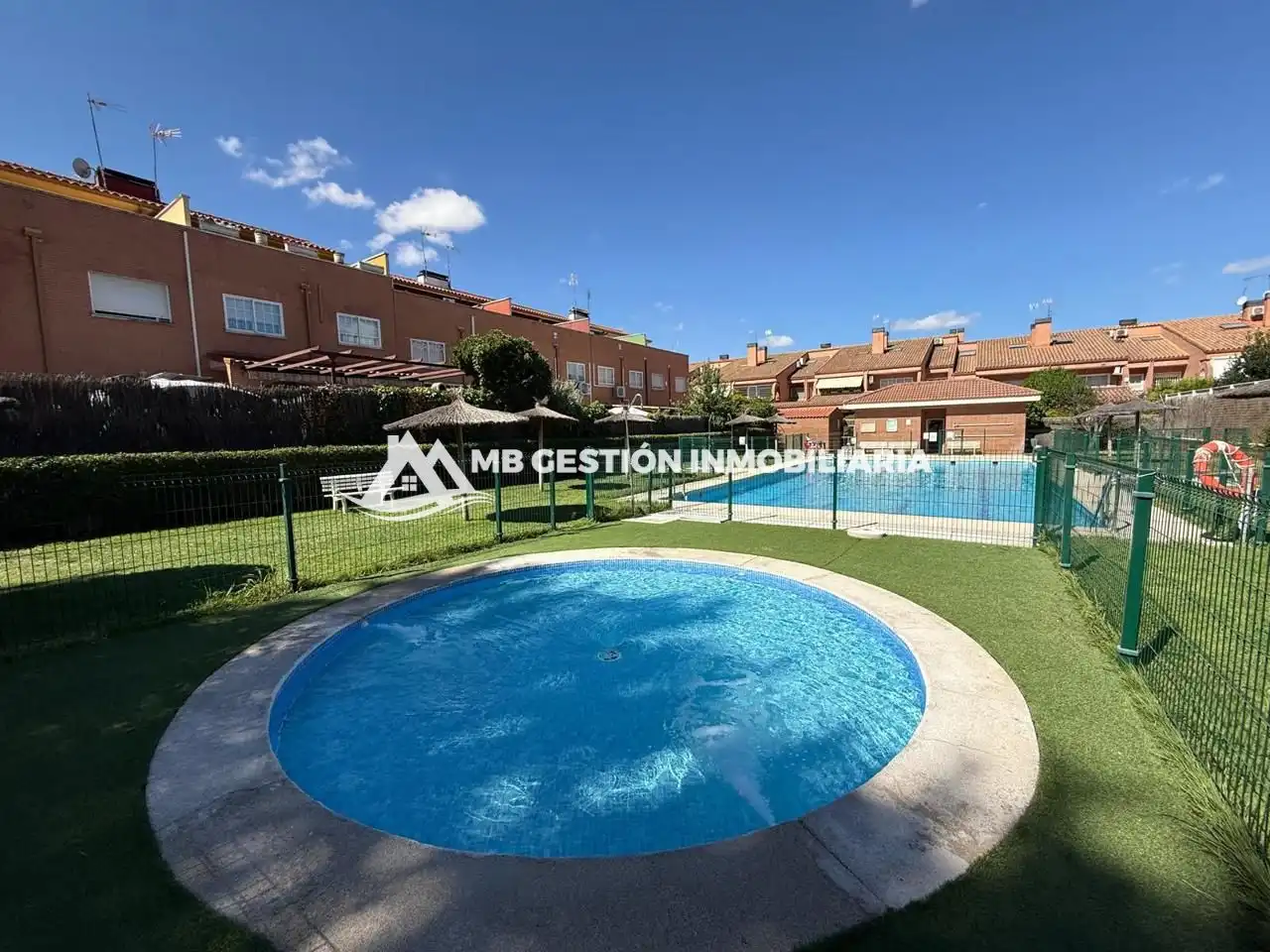 Vista exterior de Casa adosada en venta en Fuenlabrada con Aire acondicionado, Calefacción y Jardín privado