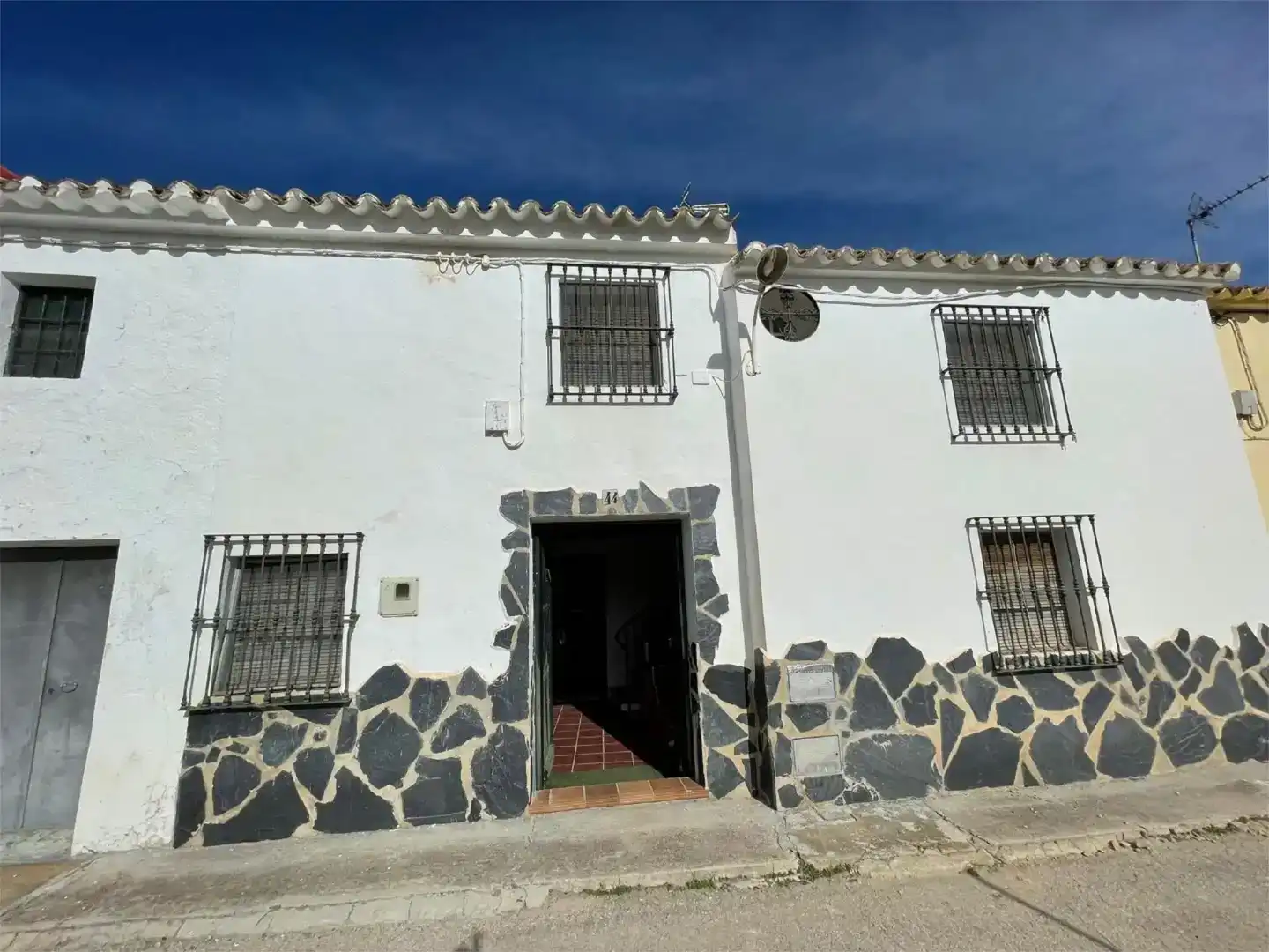 Vista exterior de Casa o chalet en venta en Cuevas Bajas con Aire acondicionado, Jardín privado y Amueblado