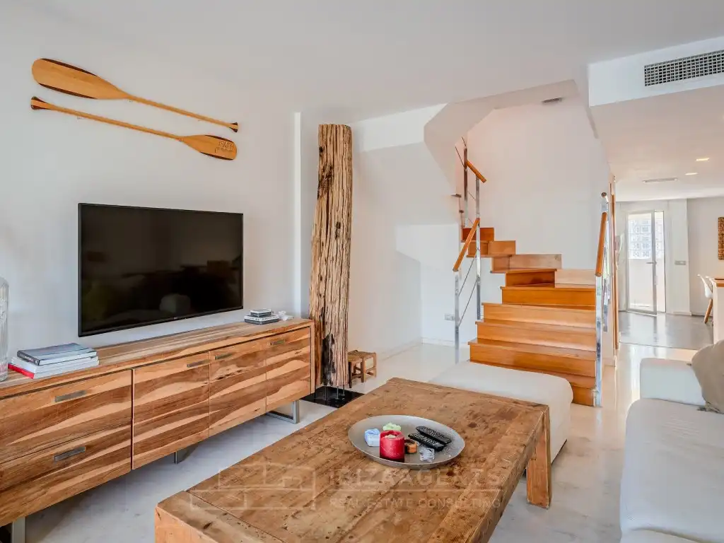Sala d'estar de Casa adosada en venda en Eivissa amb Aire condicionat, Terrassa i Moblat
