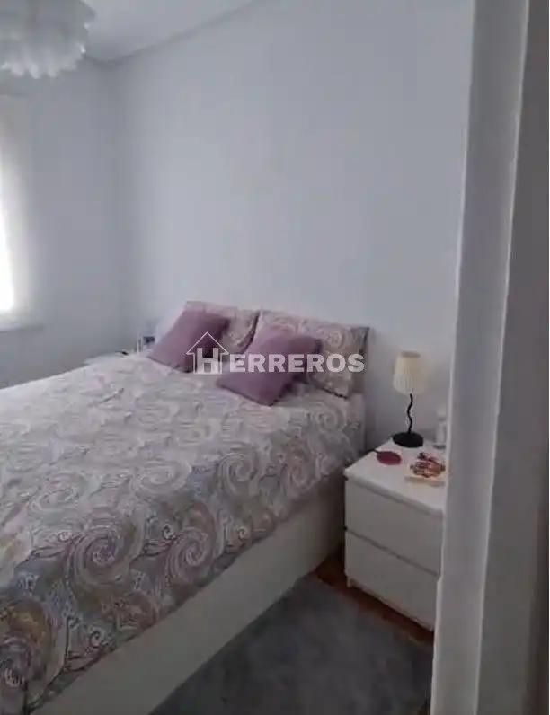 Dormitori de Apartament en venda en Albelda de Iregua amb Calefacció, Parquet i Traster