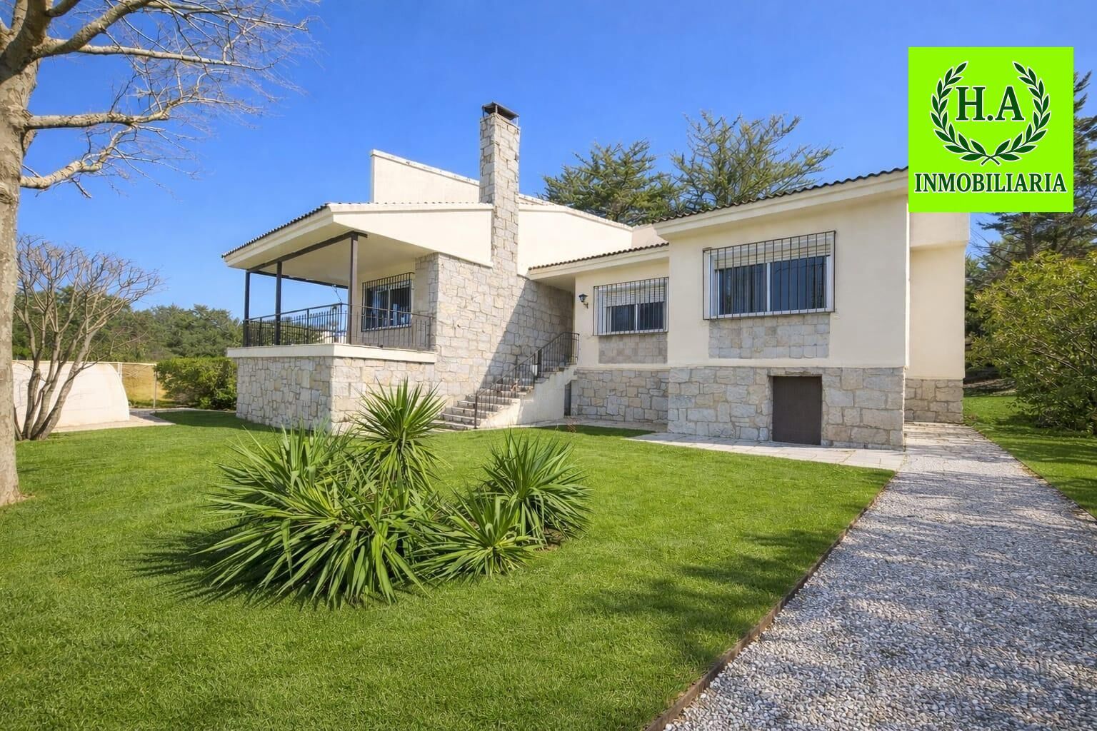 Vista exterior de Casa o xalet en venda en El Molar (Madrid) amb Piscina