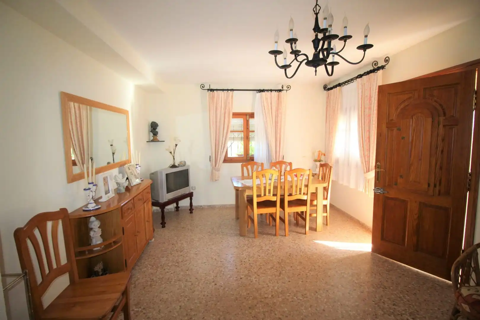 Menjador de Casa o xalet en venda en Chiva amb Jardí privat, Terrassa i Traster
