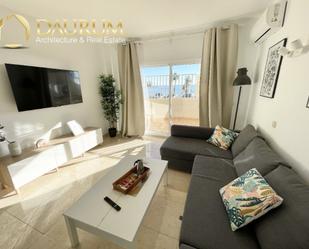 Sala d'estar de Pis en venda en Benalmádena amb Aire condicionat, Jardí privat i Terrassa
