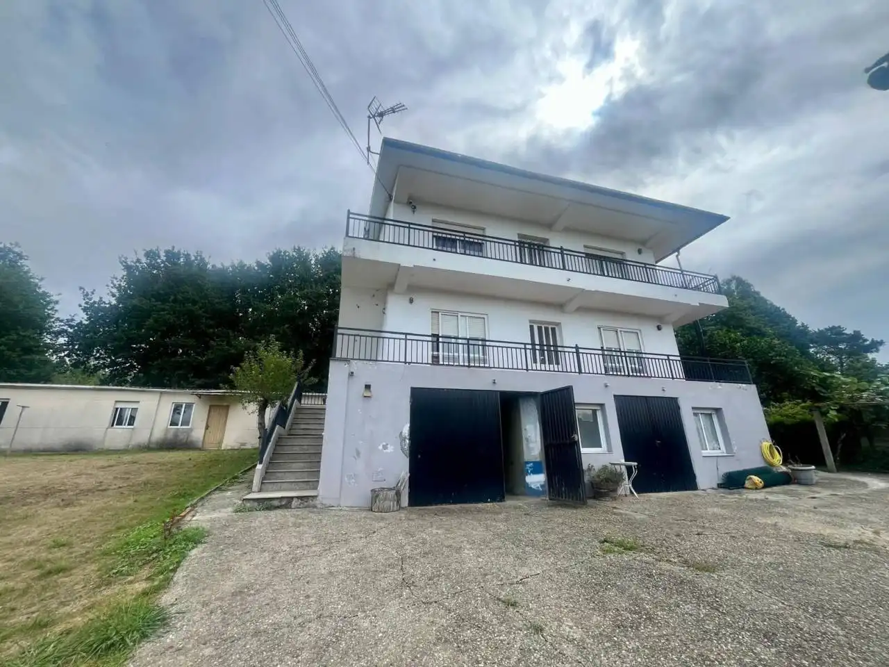Vista exterior de Casa o chalet en venta en Cambre  con Jardín privado, Terraza y Amueblado