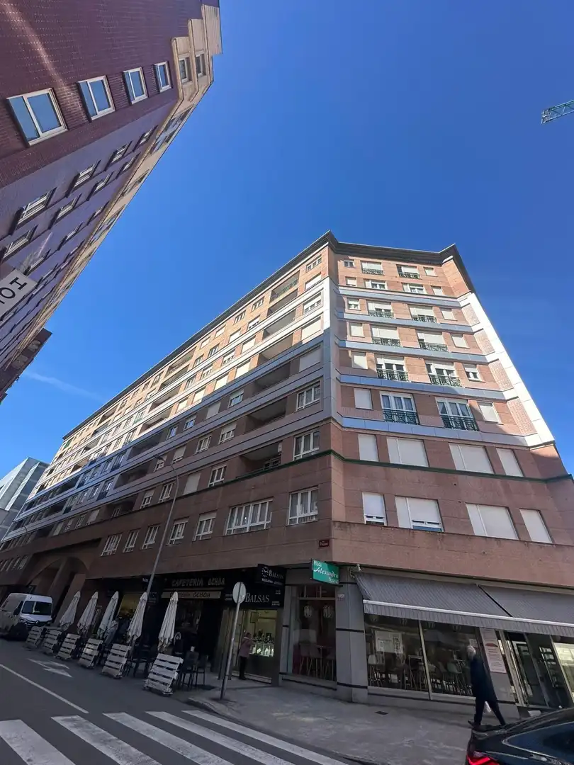 Vista exterior de Piso en venta en León Capital  con Calefacción, Terraza y TV