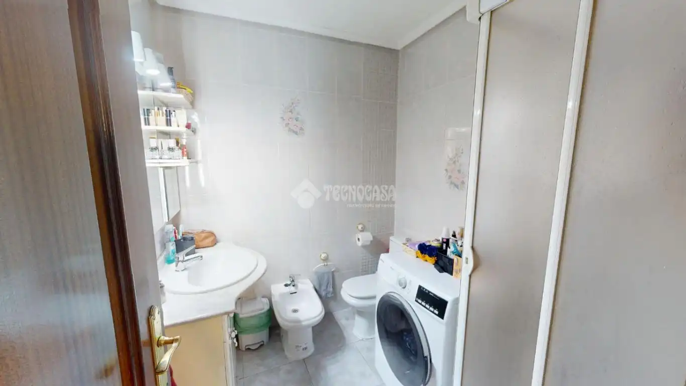 Bathroom of Flat for sale in Leganés  with Air Conditioner, Heating and Terrace
